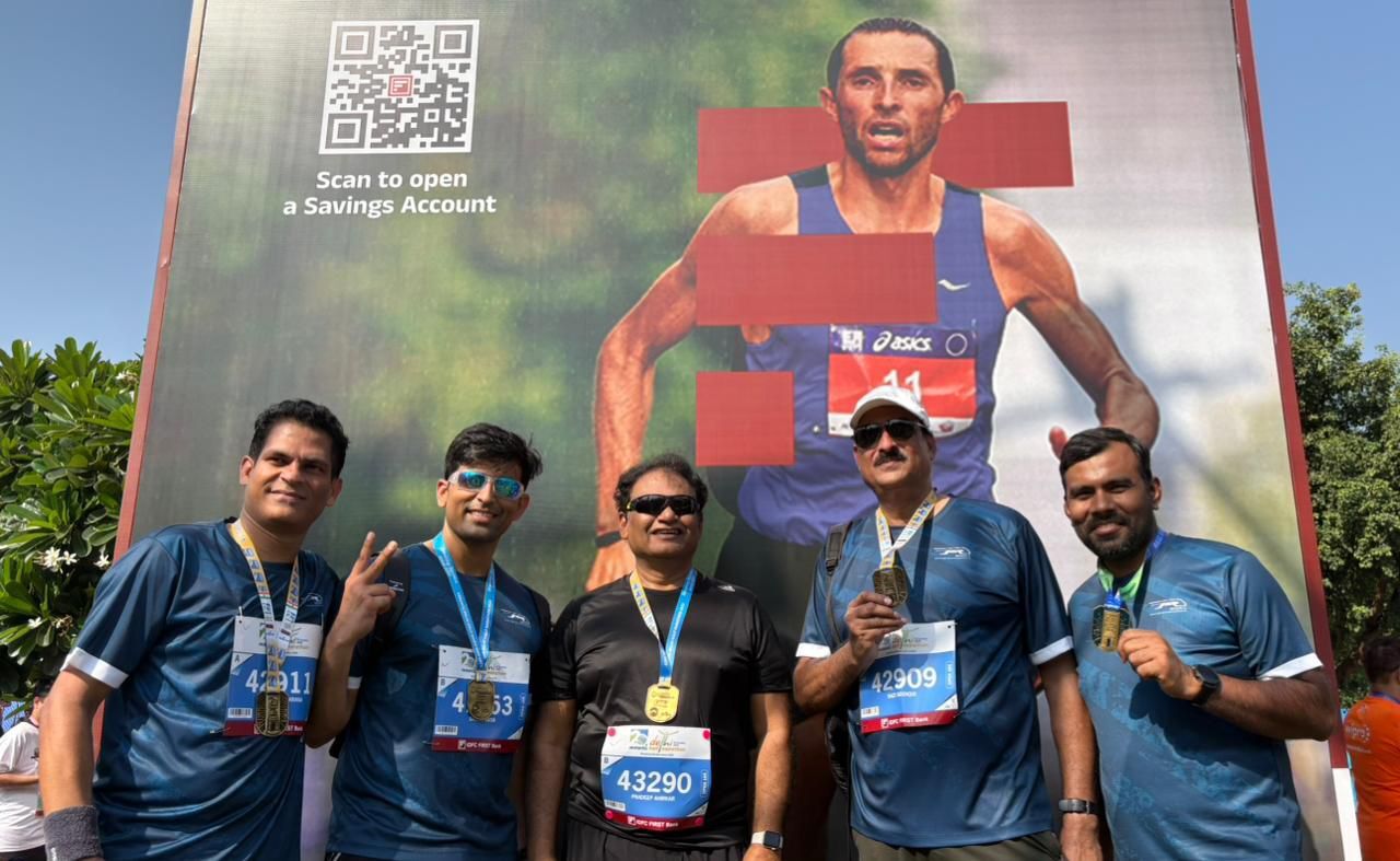 टीम NHSRCL ने वेदांता दिल्ली हाफ मॅरेथॉन 2025 मध्ये सहभाग घेतला, ज्यामध्ये ताकद, सहनशक्ती आणि एकात्मतेच्या भावनेचा उत्सव साजरा करण्यात आला